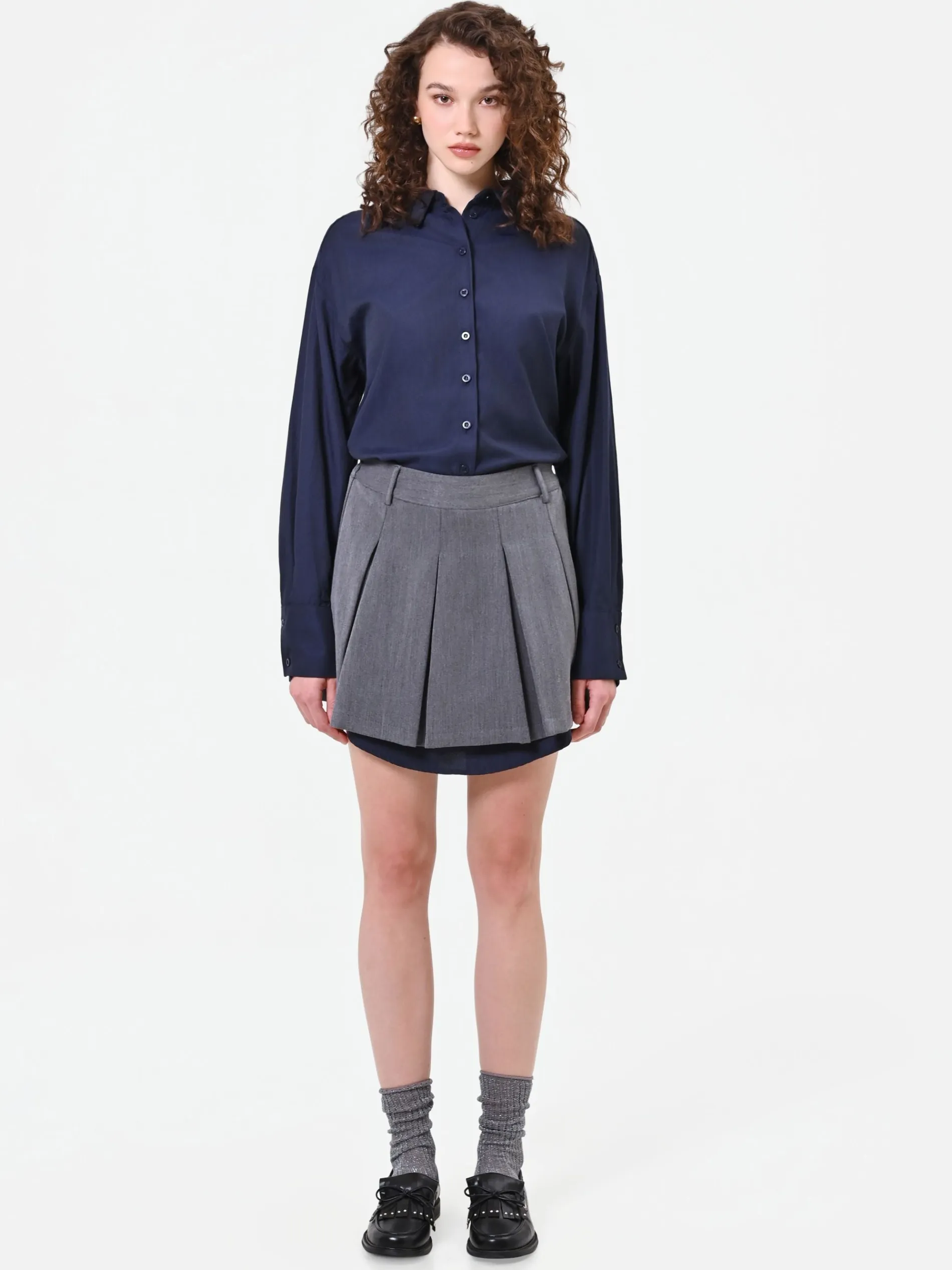 ABITO GRIGIO CON CAMICIA A CONTRASTO