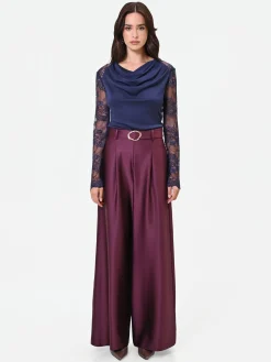 BLUSA BLU NAVY CON SCOLLO AD ANELLO E MANICHE IN PIZZO