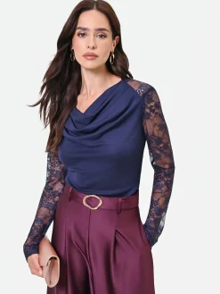 BLUSA BLU NAVY CON SCOLLO AD ANELLO E MANICHE IN PIZZO