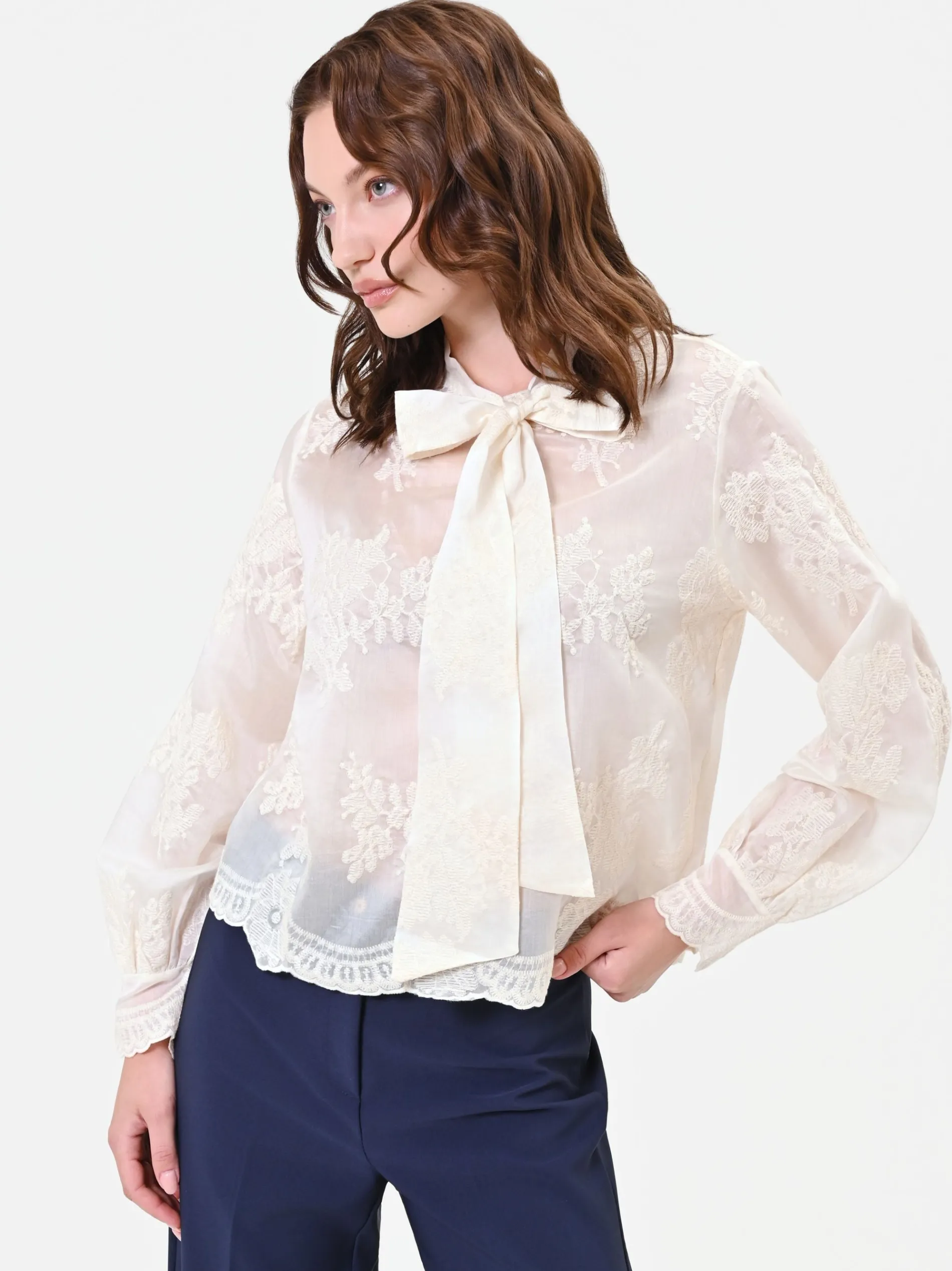 BLUSA IN PIZZO PANNA CON FIOCCO AL COLLO