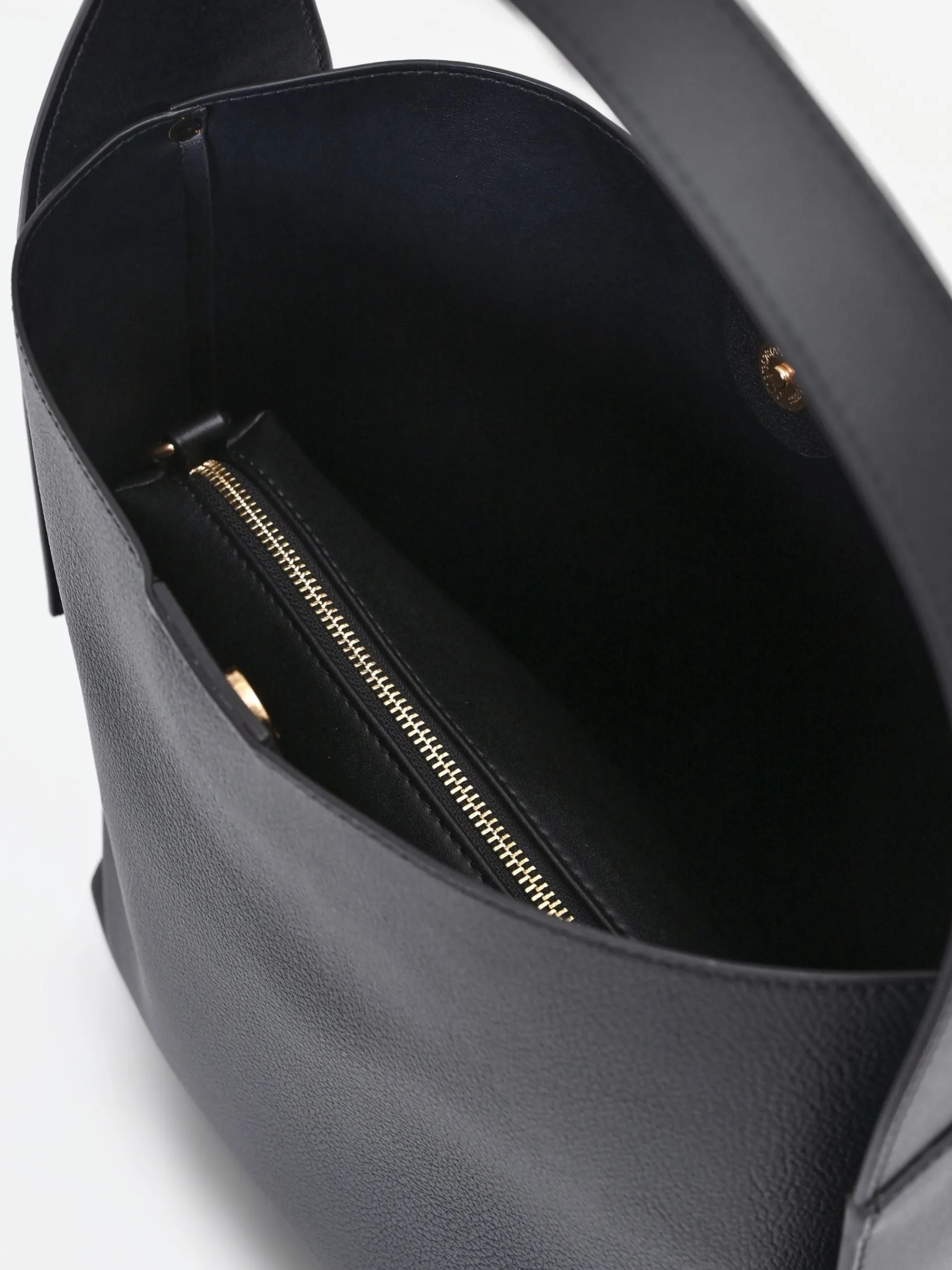 BORSA A SPALLA NERA DALLA LINEA MORBIDA