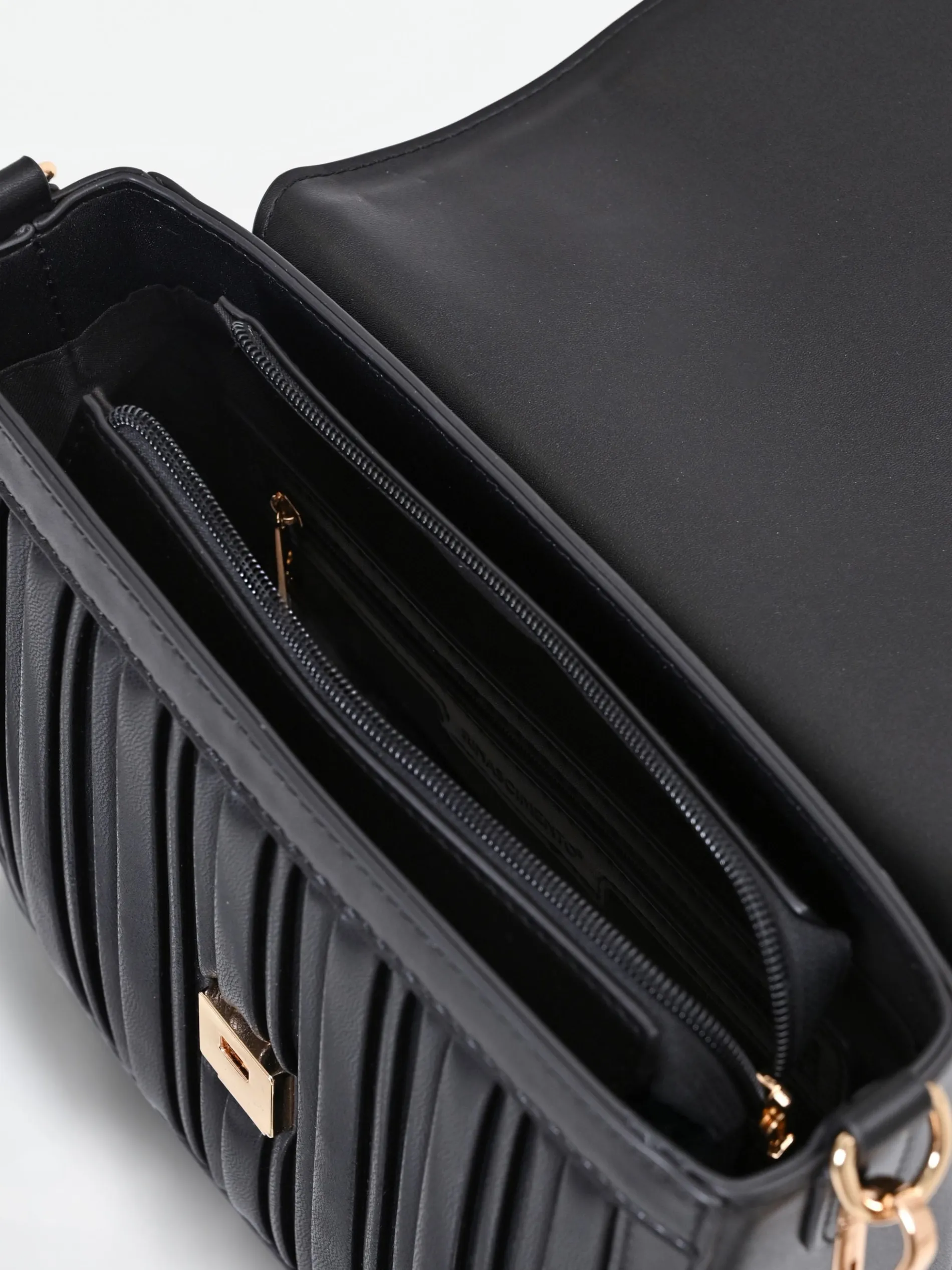 BORSA A TRACOLLA NERA CON LAVORAZIONE PLISSÉ