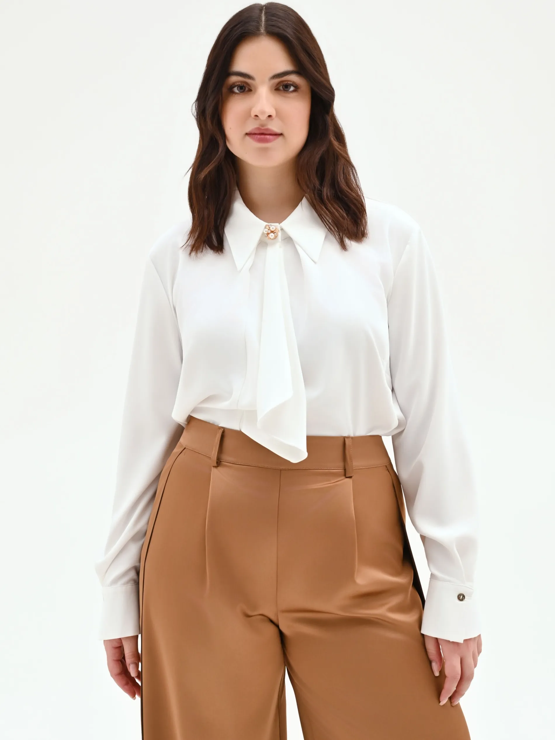CAMICIA CURVY PANNA BIANCO CON FOULARD E SPILLA GIOIELLO