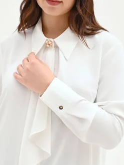 CAMICIA CURVY PANNA BIANCO CON FOULARD E SPILLA GIOIELLO