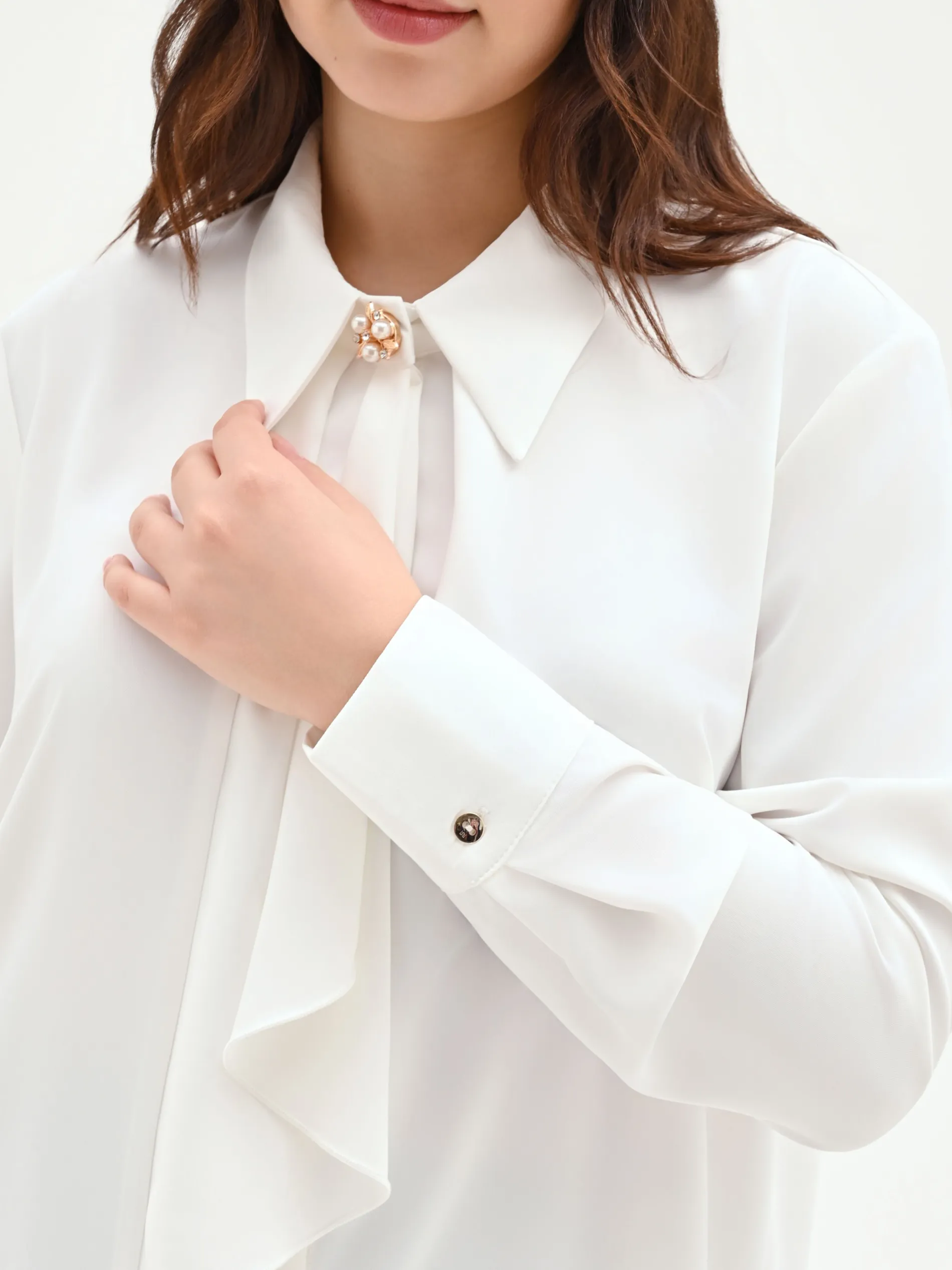 CAMICIA CURVY PANNA BIANCO CON FOULARD E SPILLA GIOIELLO