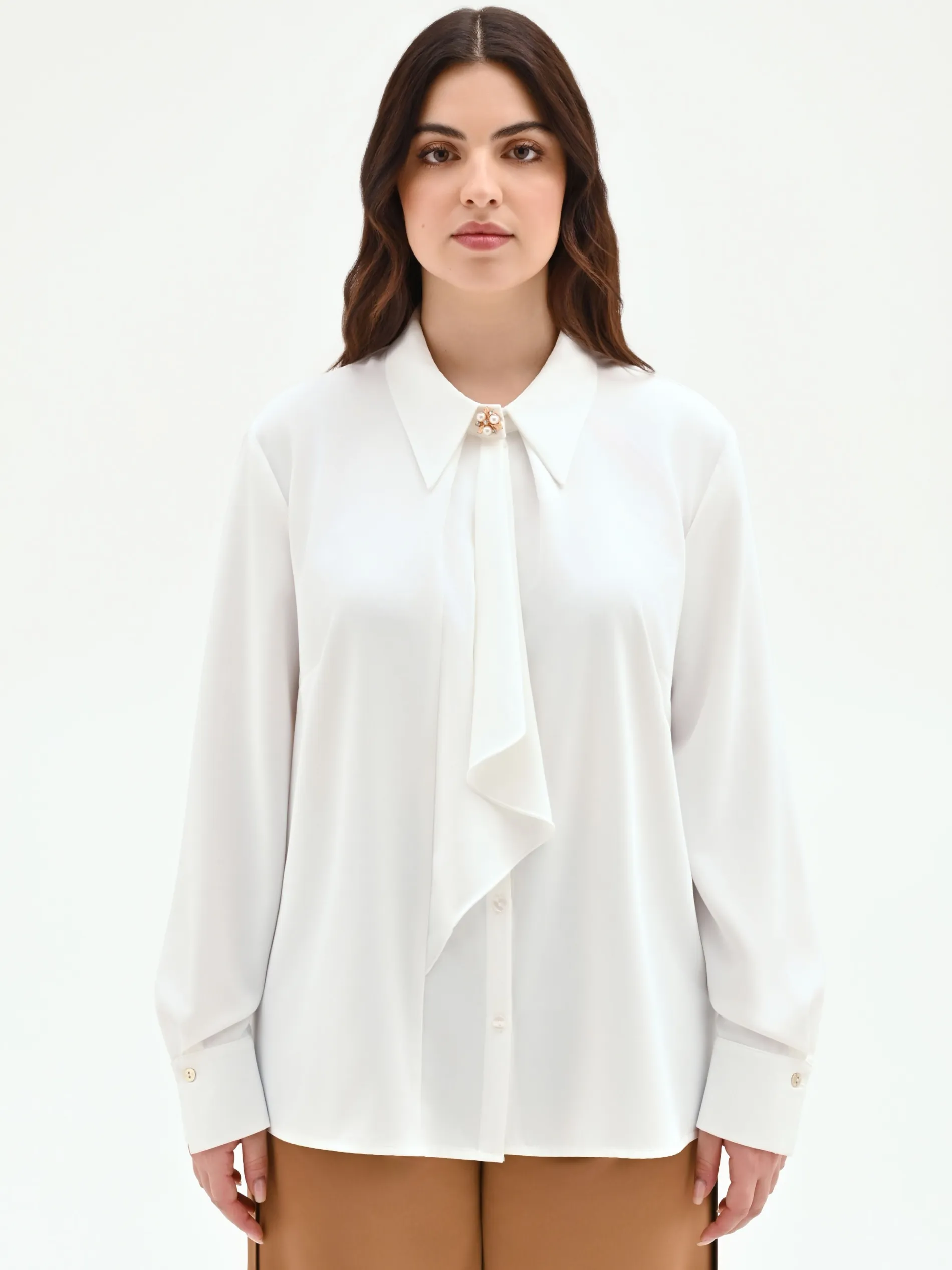CAMICIA CURVY PANNA BIANCO CON FOULARD E SPILLA GIOIELLO