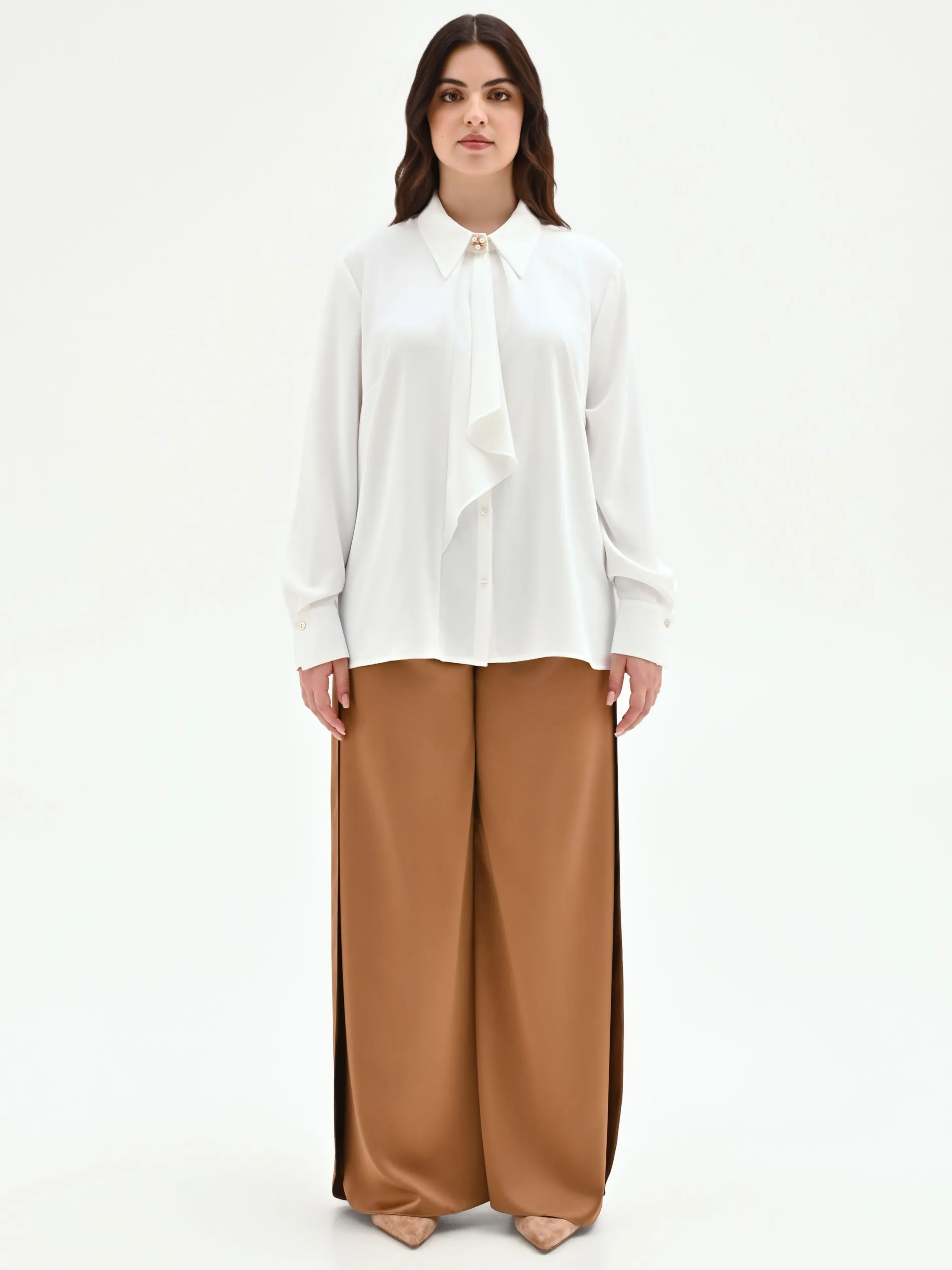 CAMICIA CURVY PANNA BIANCO CON FOULARD E SPILLA GIOIELLO