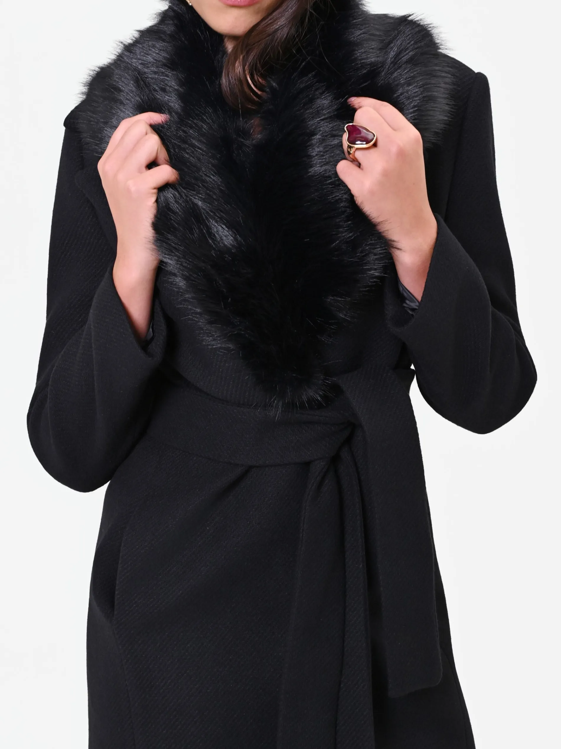 CAPPOTTO MIDI NERO CON COLLO EFFETTO PELLICCIA