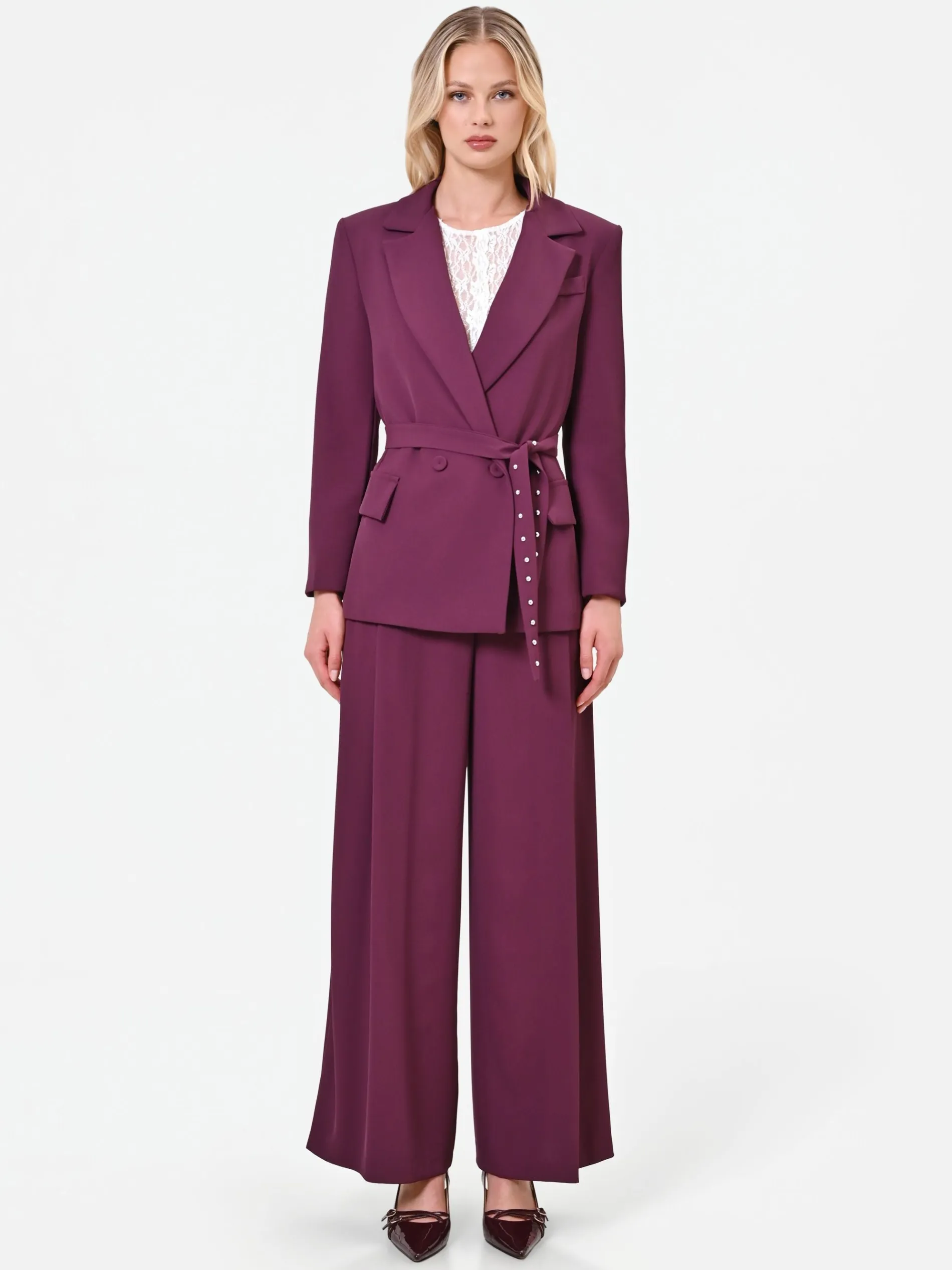 GIACCA BORDEAUX ROSSO CON CINTURA E DETTAGLIO PERLE