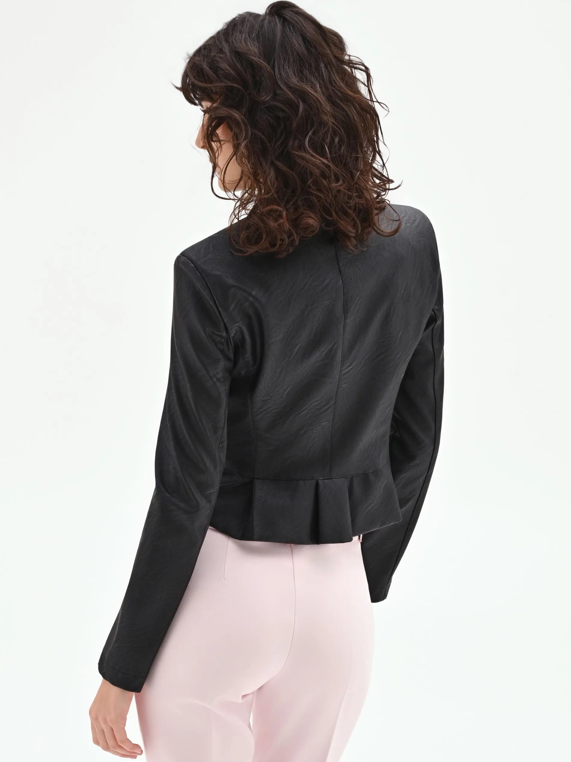 GIACCA NERA IN SIMILPELLE CON SILHOUETTE A PEPLO
