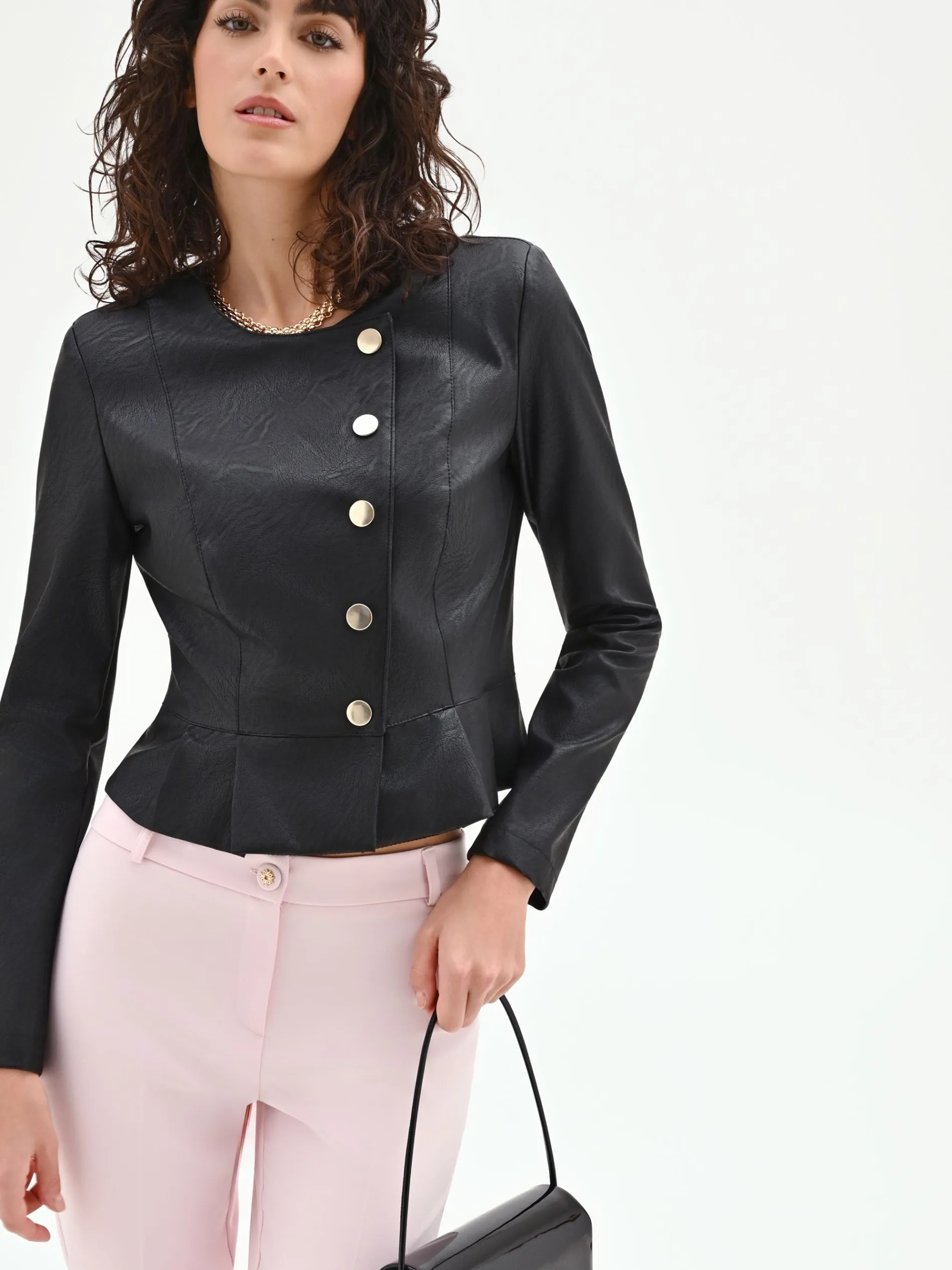 GIACCA NERA IN SIMILPELLE CON SILHOUETTE A PEPLO