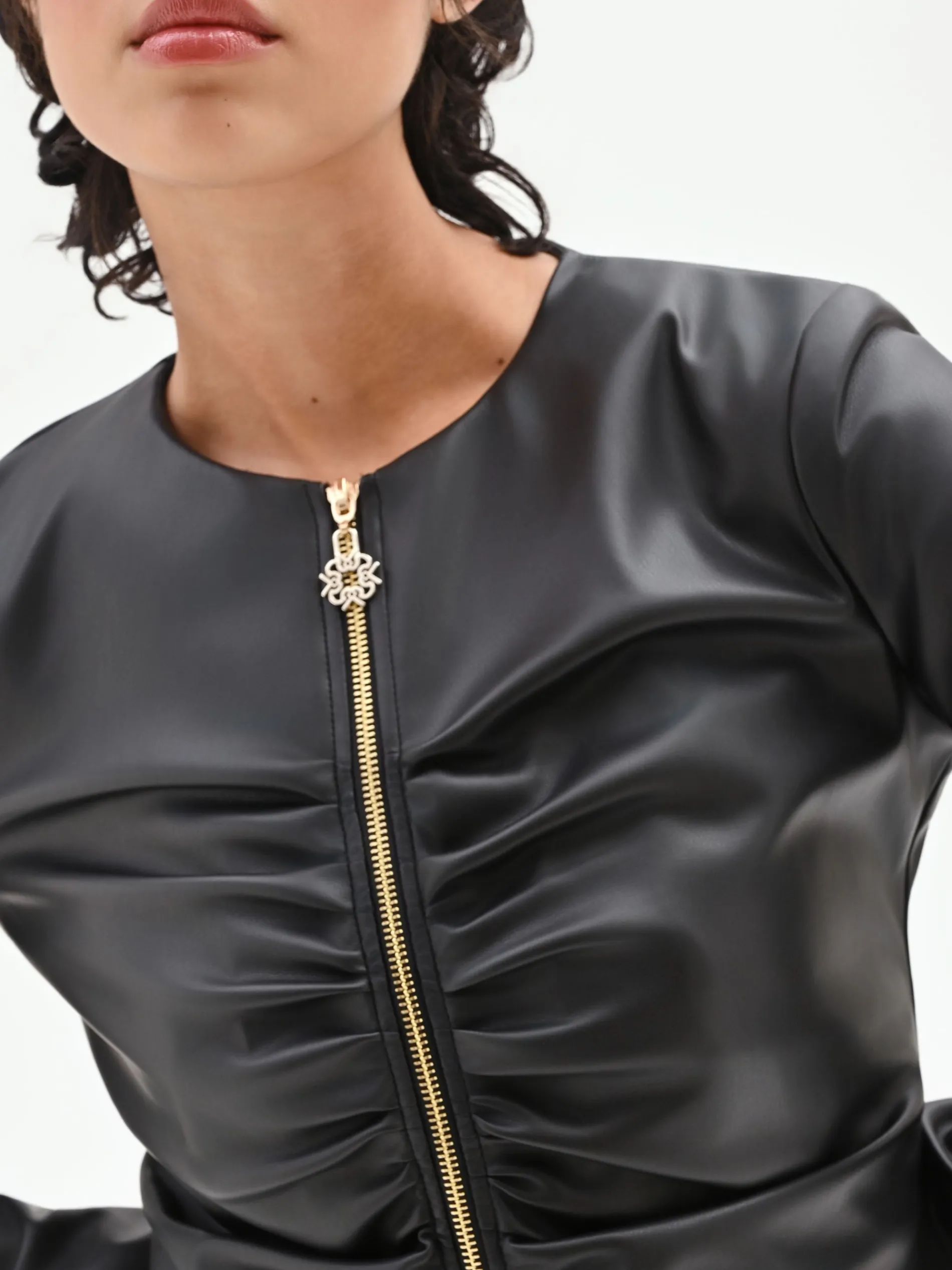 GIACCA SIMILPELLE NERA CON ZIP E ARRICCIATURE