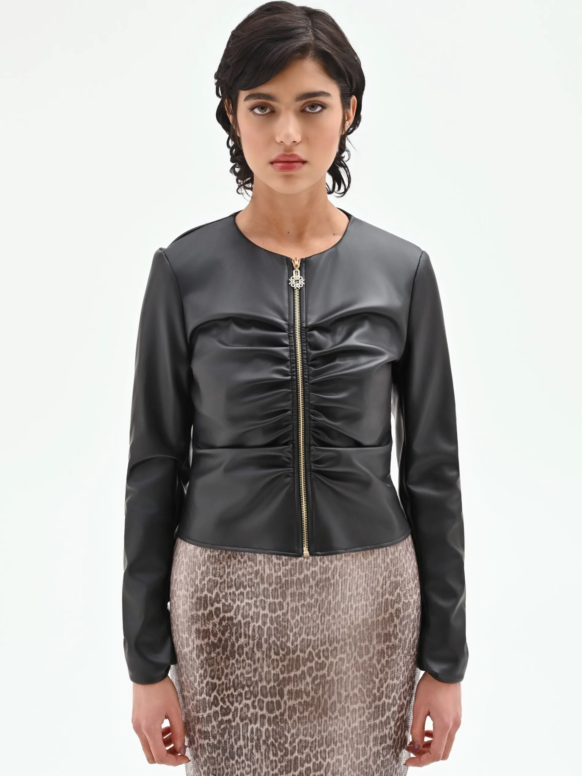 GIACCA SIMILPELLE NERA CON ZIP E ARRICCIATURE