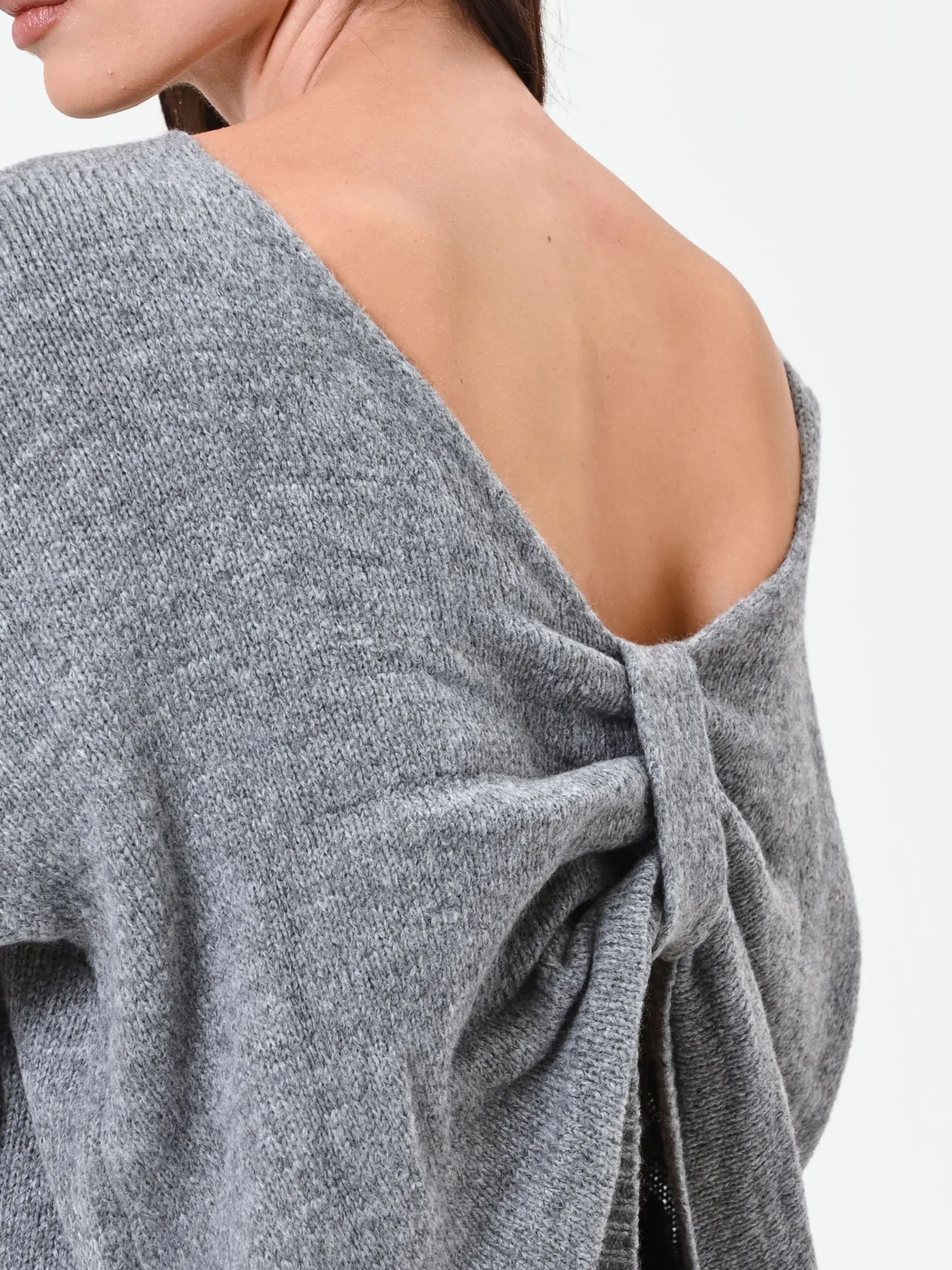 MAGLIA GRIGIA CON SCOLLO A BARCHETTA