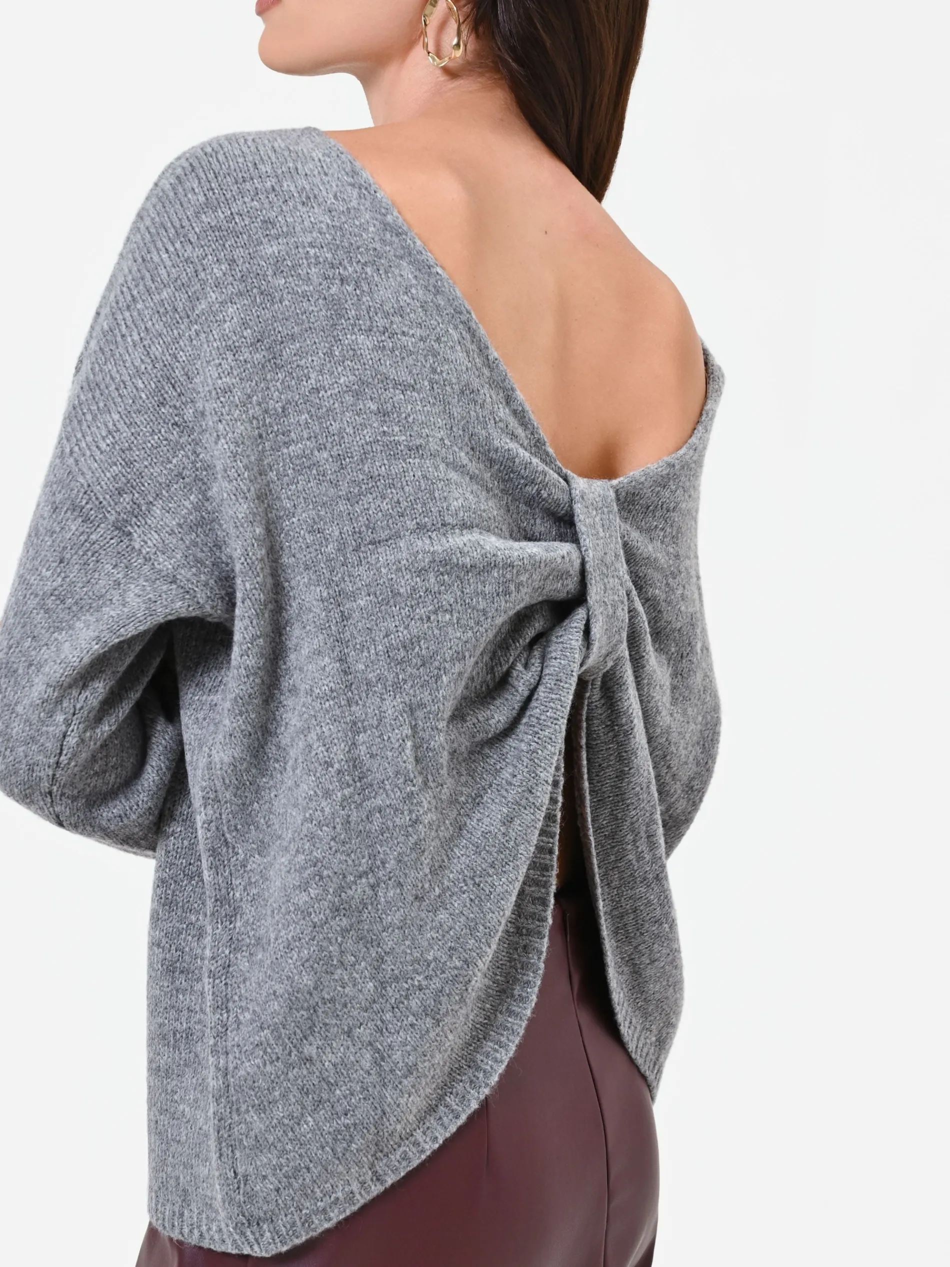 MAGLIA GRIGIA CON SCOLLO A BARCHETTA