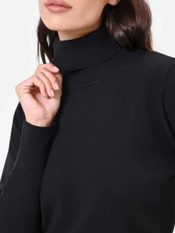MAGLIA NERA A LUPETTO DALLA VESTIBILITÀ ADERENTE