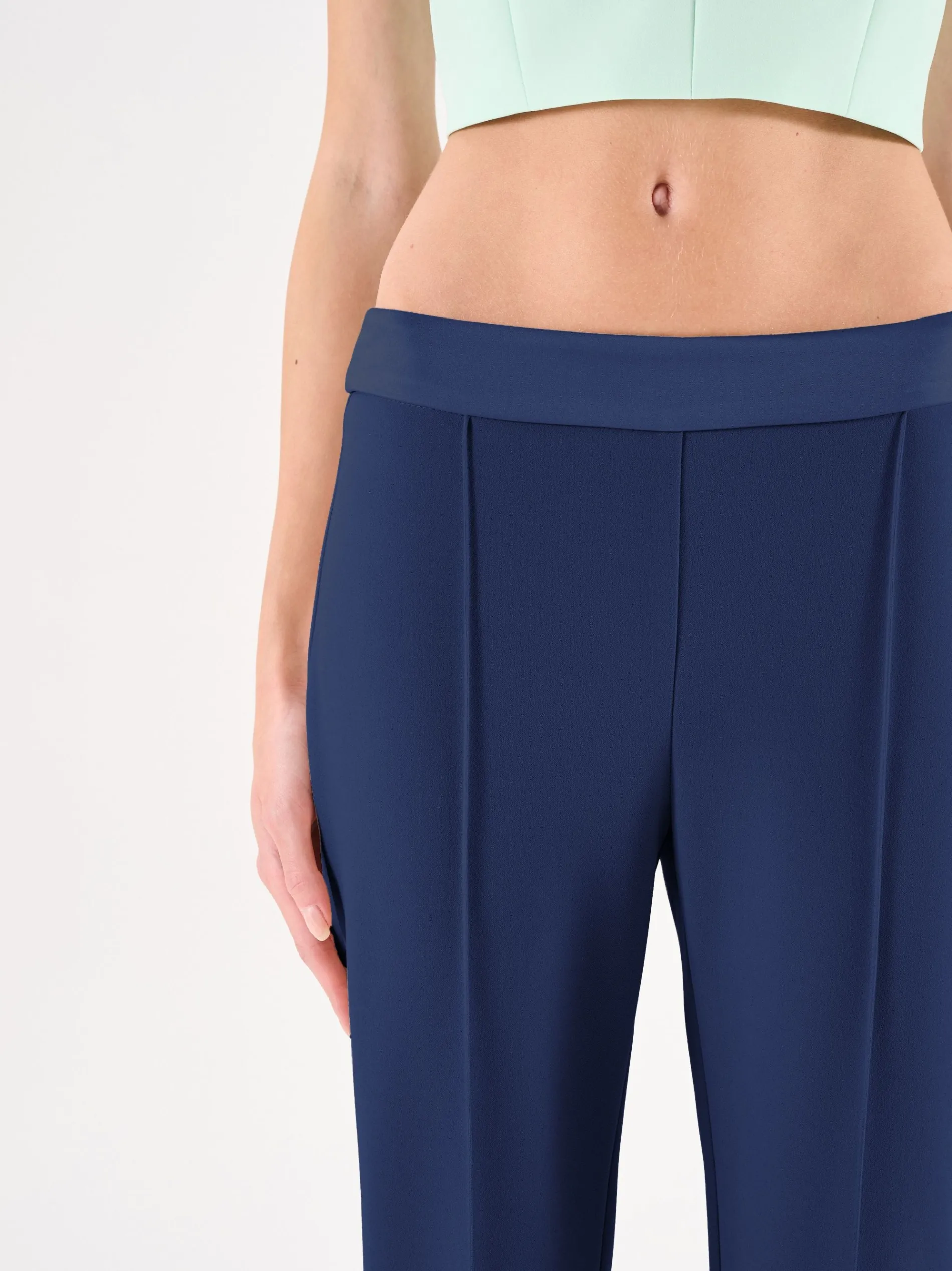 PANTALONE BLU A SIGARETTA CON CINTURINO A CONTRASTO