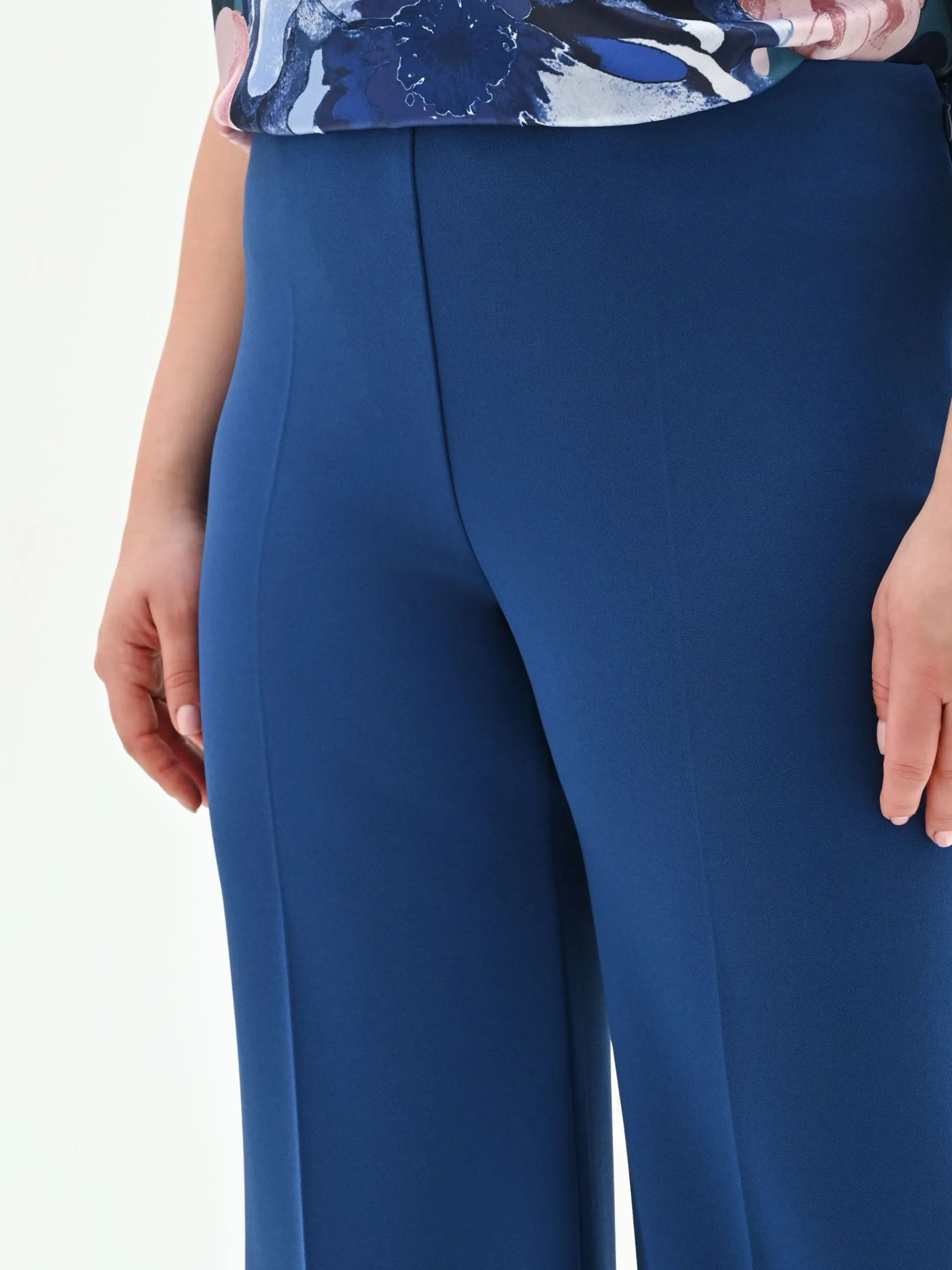 PANTALONE CURVY A PALAZZO BLU BRILLANTE IN SCUBA MANO CREPE