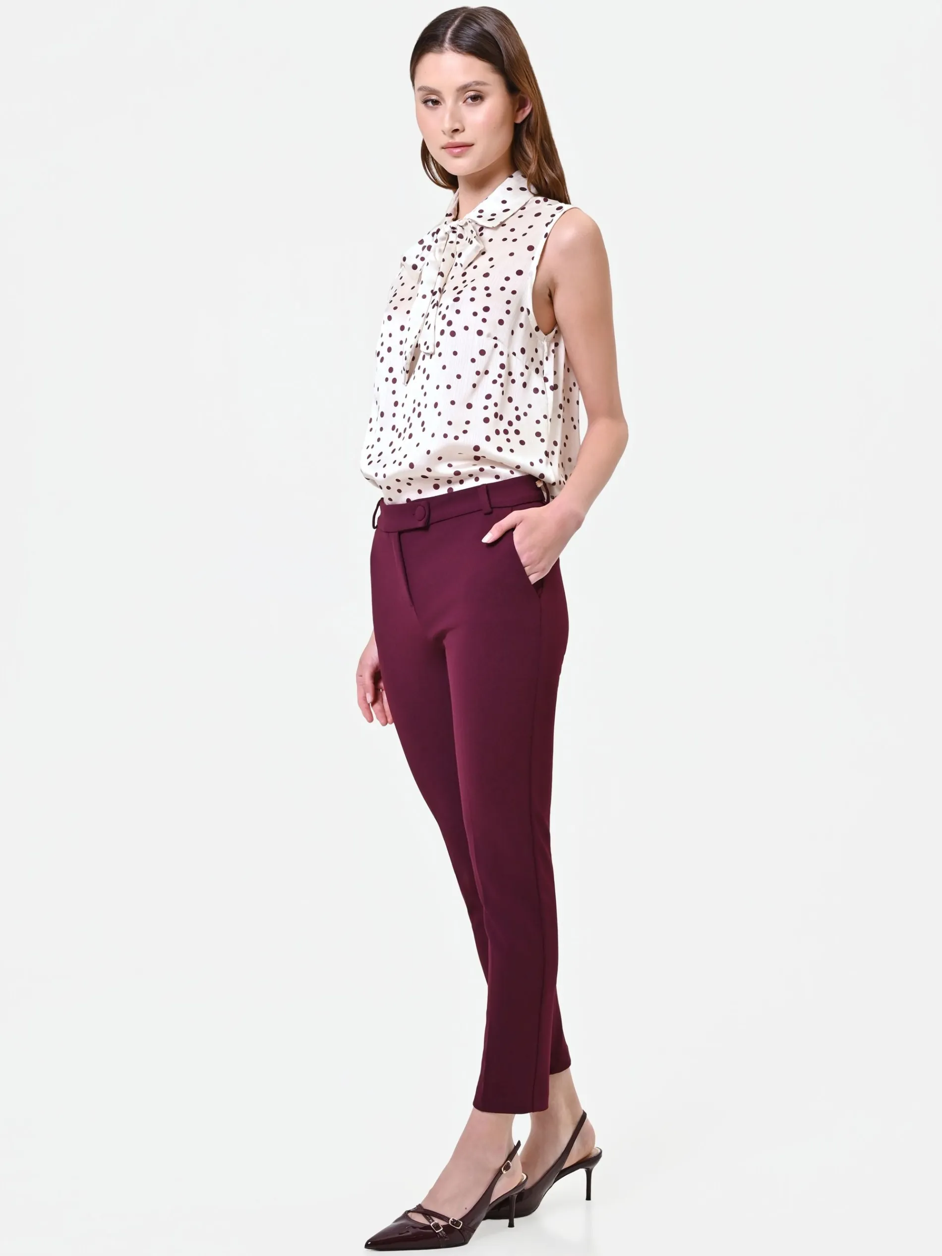 PANTALONI A SIGARETTA BORDEAUX ROSSO DALLA LINEA ESSENZIALE