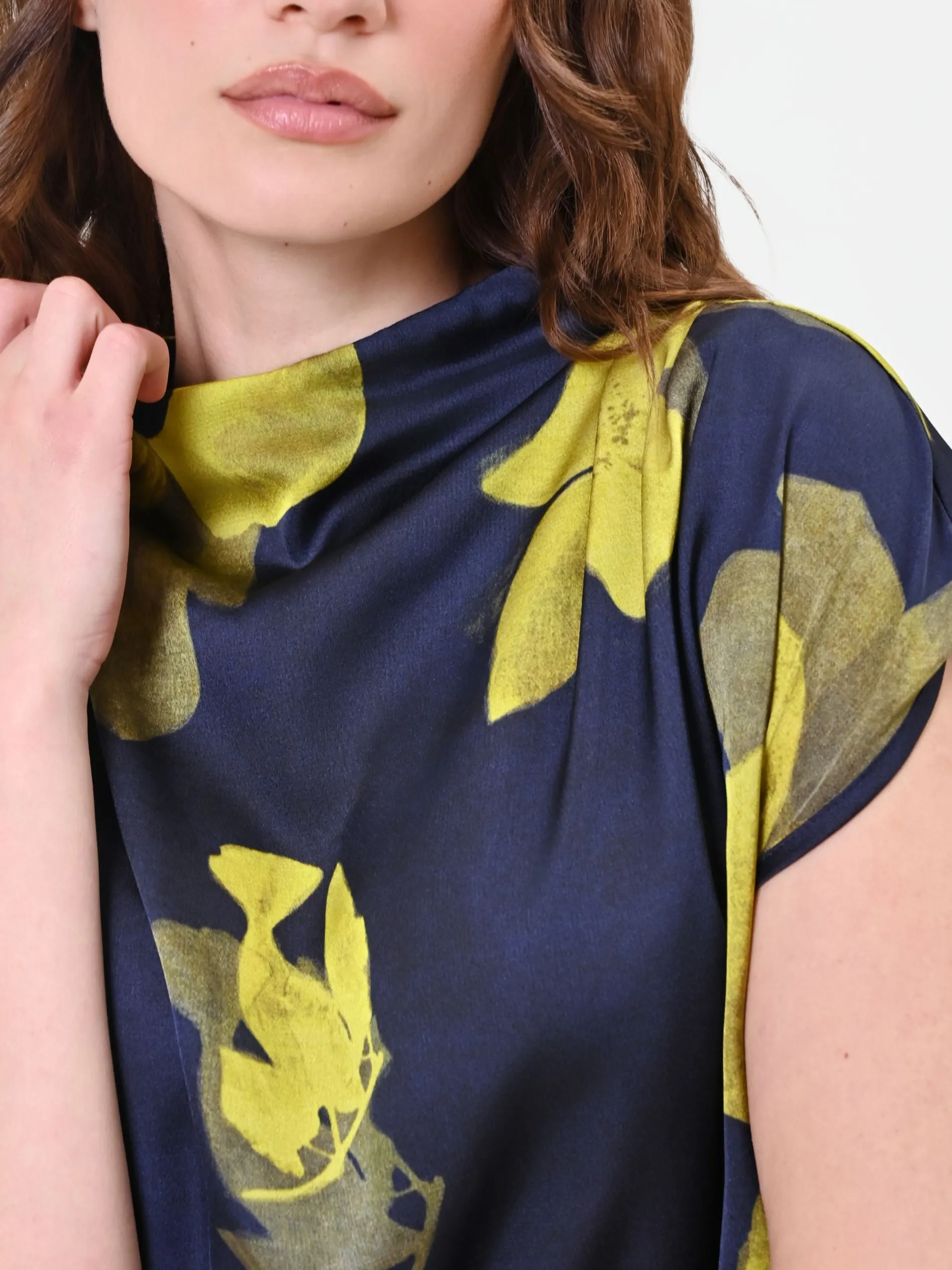 TOP BLU NAVY CON COLLO DRAPPEGGIATO E STAMPA FLOREALE