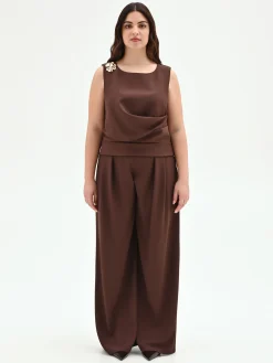 TOP CURVY CIOCCOLATO CON DRAPPEGGIO E SPILLA FIORE