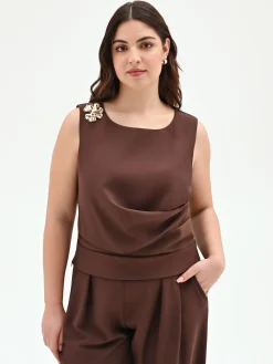 TOP CURVY CIOCCOLATO CON DRAPPEGGIO E SPILLA FIORE