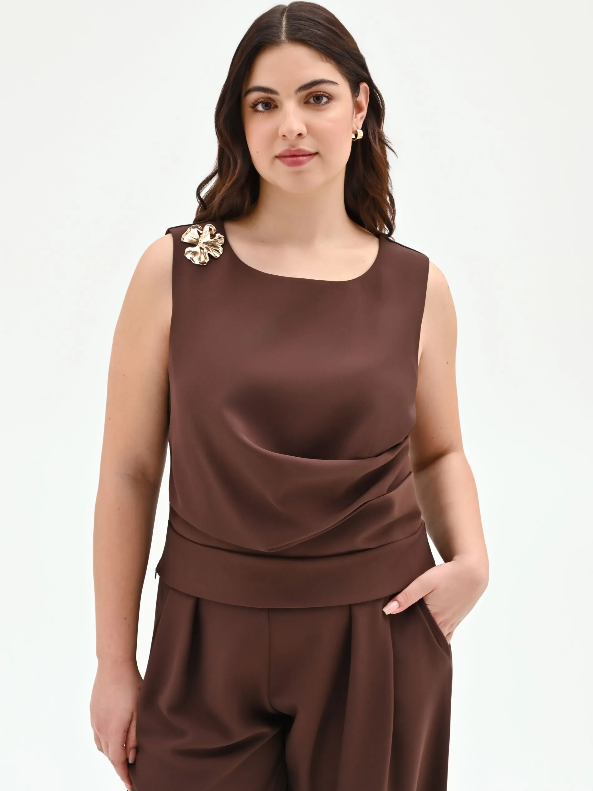 TOP CURVY CIOCCOLATO CON DRAPPEGGIO E SPILLA FIORE