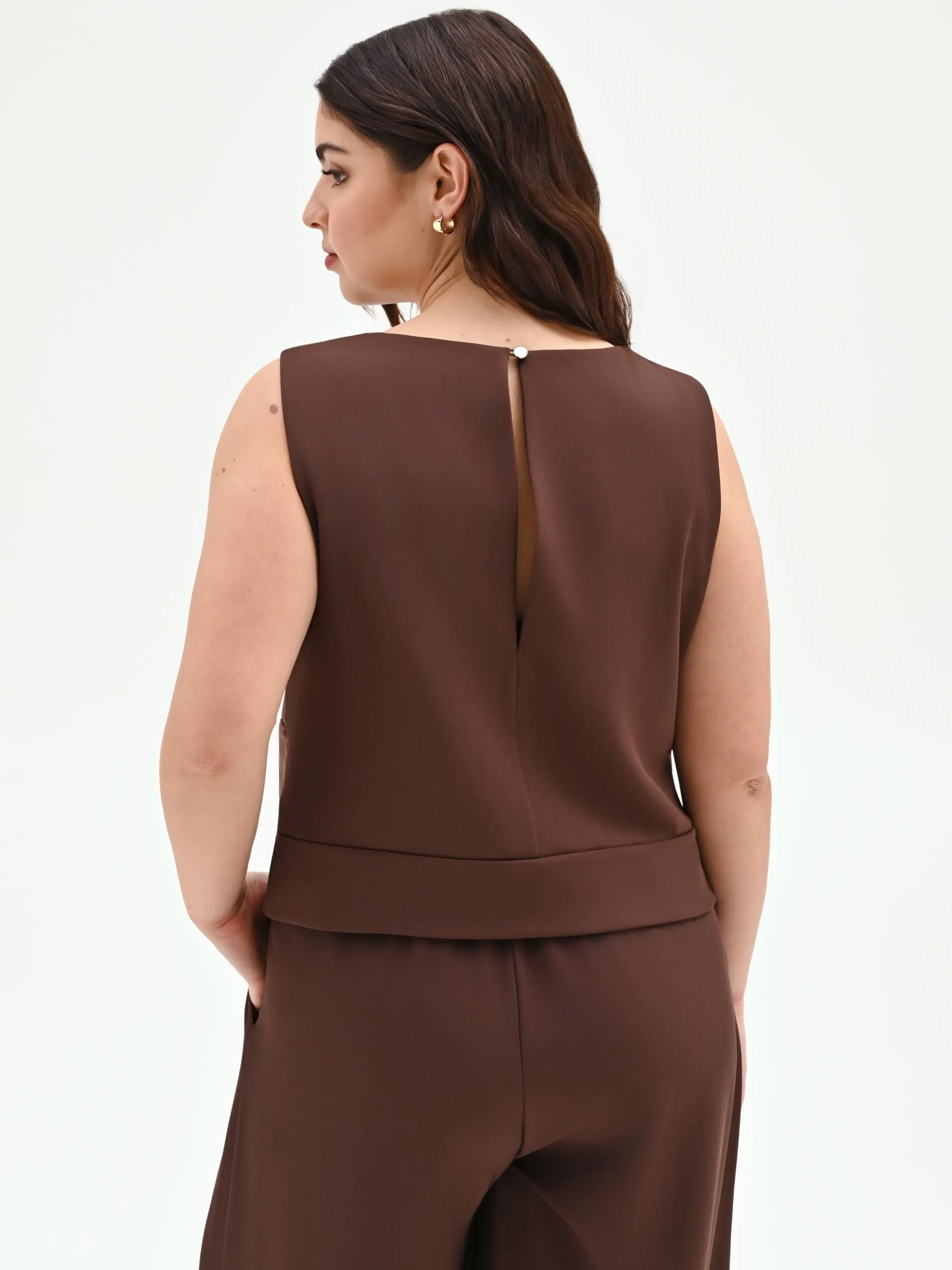 TOP CURVY CIOCCOLATO CON DRAPPEGGIO E SPILLA FIORE
