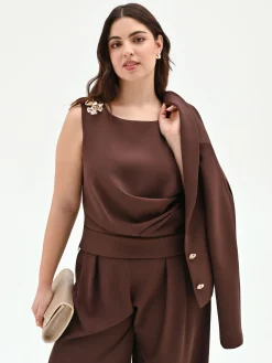 TOP CURVY CIOCCOLATO CON DRAPPEGGIO E SPILLA FIORE