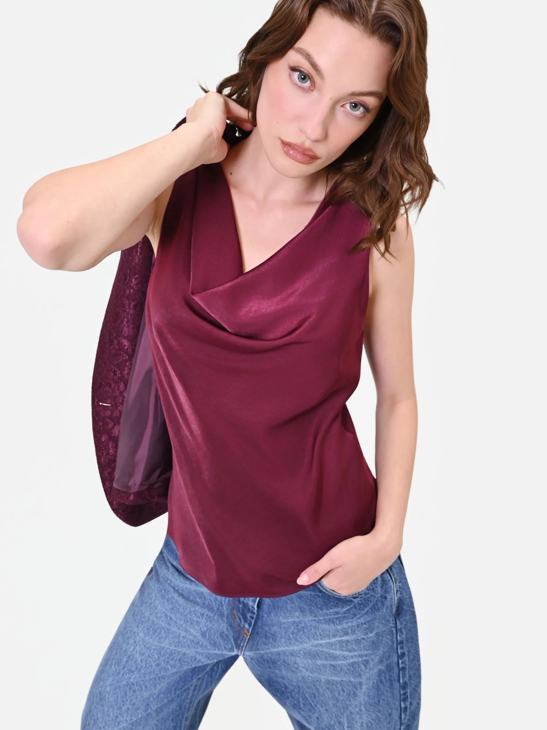 TOP IN RASO BORDEAUX CON SCOLLO A CAPPUCCIO
