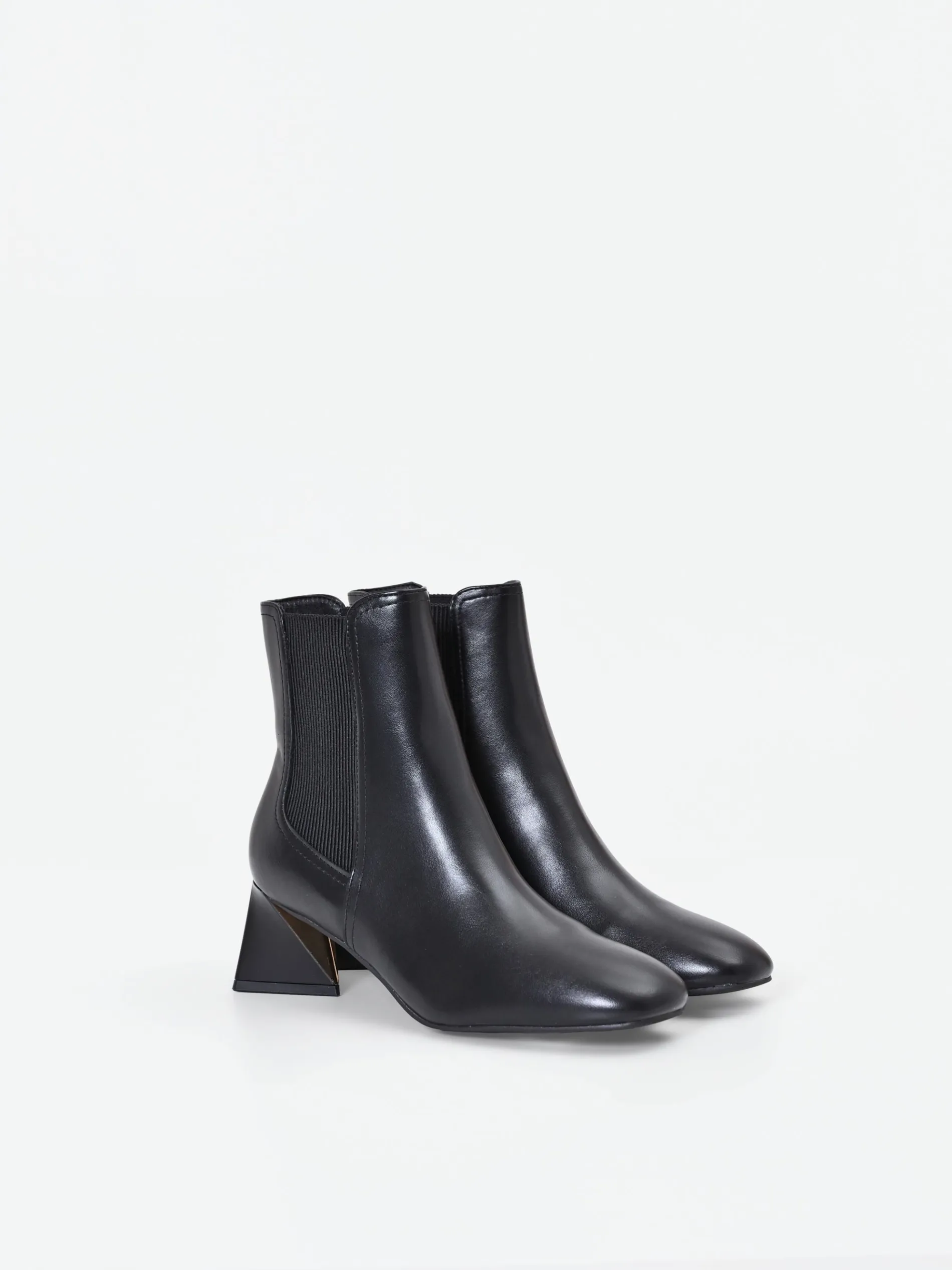 TRONCHETTO NERO CON TACCO SCULTOREO