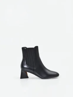 TRONCHETTO NERO CON TACCO SCULTOREO